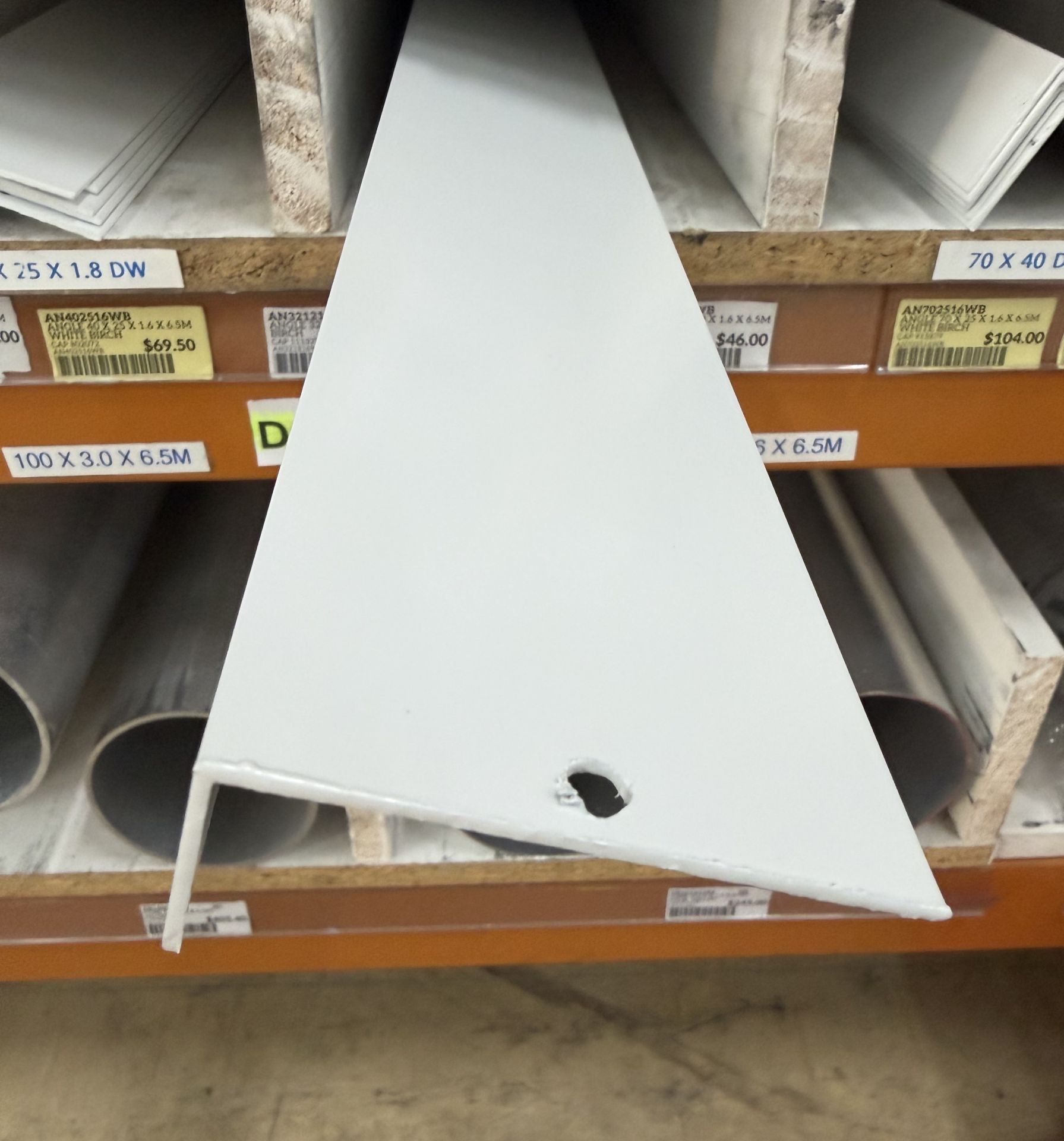 ANGLE 70 X 25 X 1.6 X 6.5M DOVER WHITE